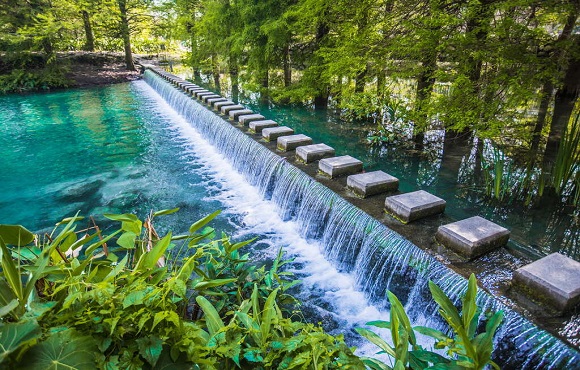 雲山水-漫步於森林湖畔松林及跳石步道